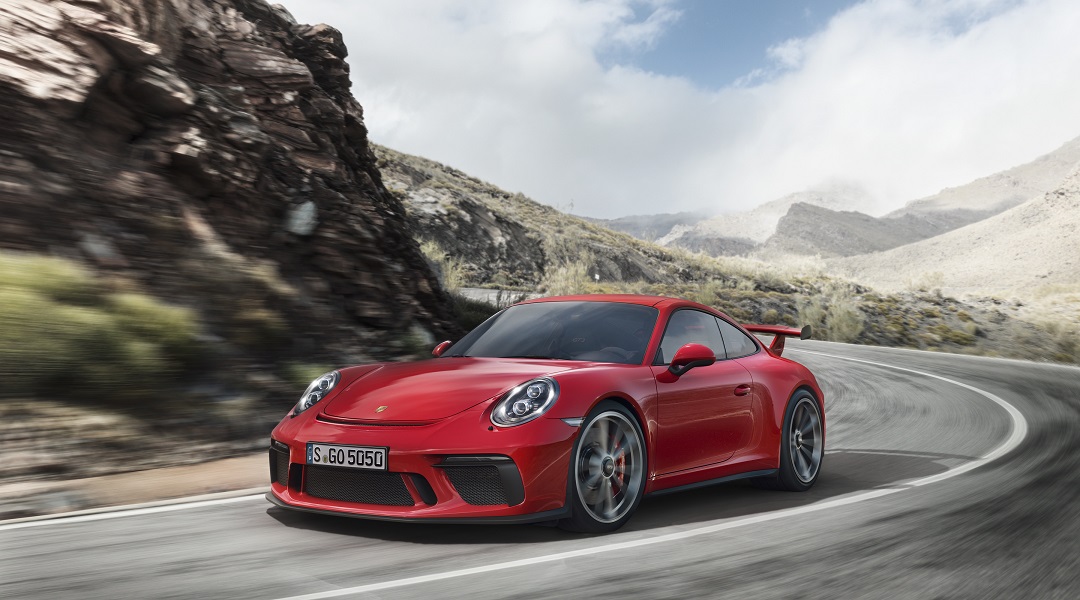 In navolging van de GTS-modellen is het nu de beurt aan de GT3 om een vernieuwing te ondergaan. De grootste wijziging? Er is nu ook een handgeschakelde versie.