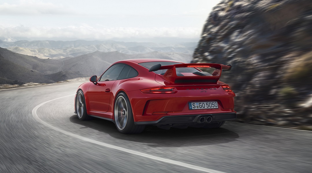 In navolging van de GTS-modellen is het nu de beurt aan de GT3 om een vernieuwing te ondergaan. De grootste wijziging? Er is nu ook een handgeschakelde versie.