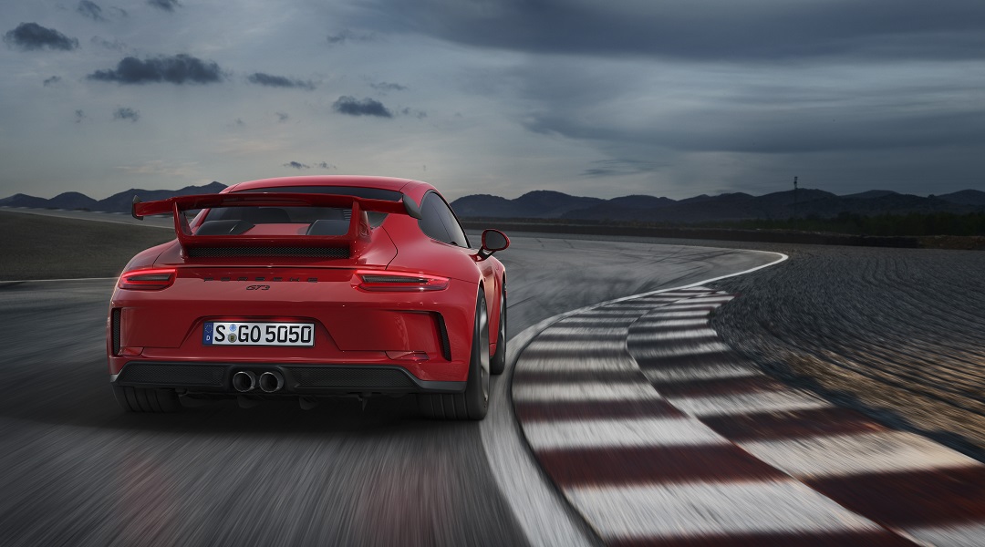 In navolging van de GTS-modellen is het nu de beurt aan de GT3 om een vernieuwing te ondergaan. De grootste wijziging? Er is nu ook een handgeschakelde versie.