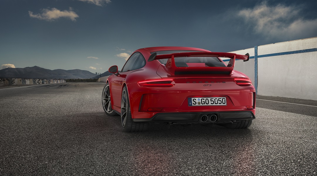 In navolging van de GTS-modellen is het nu de beurt aan de GT3 om een vernieuwing te ondergaan. De grootste wijziging? Er is nu ook een handgeschakelde versie.
