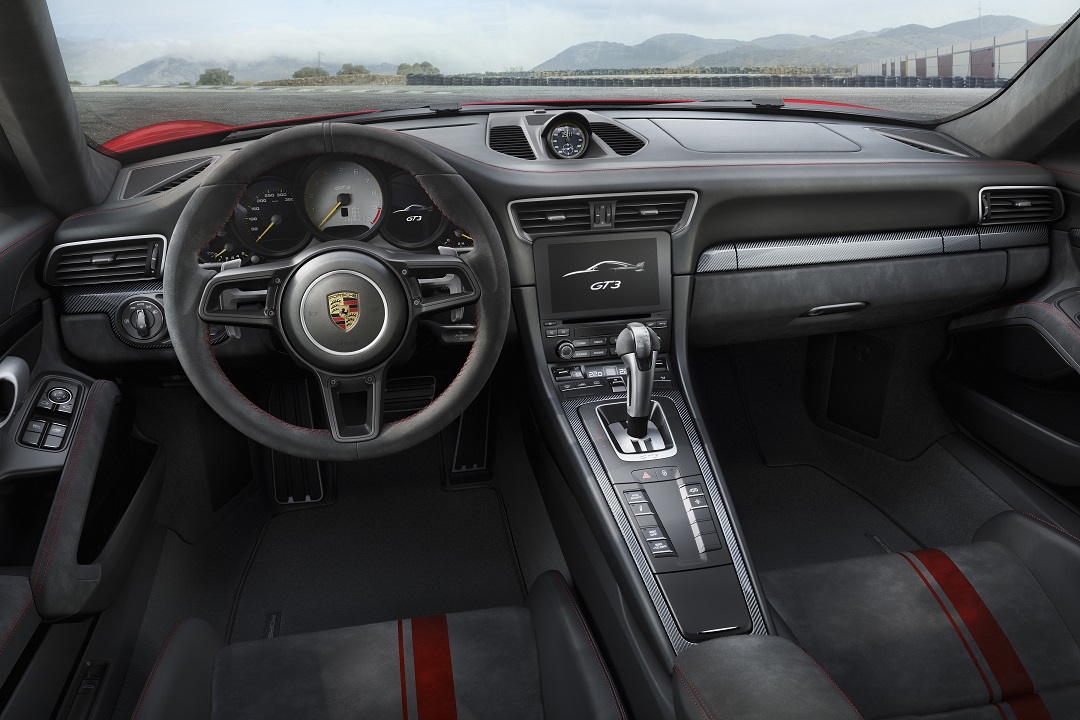 In navolging van de GTS-modellen is het nu de beurt aan de GT3 om een vernieuwing te ondergaan. De grootste wijziging? Er is nu ook een handgeschakelde versie.