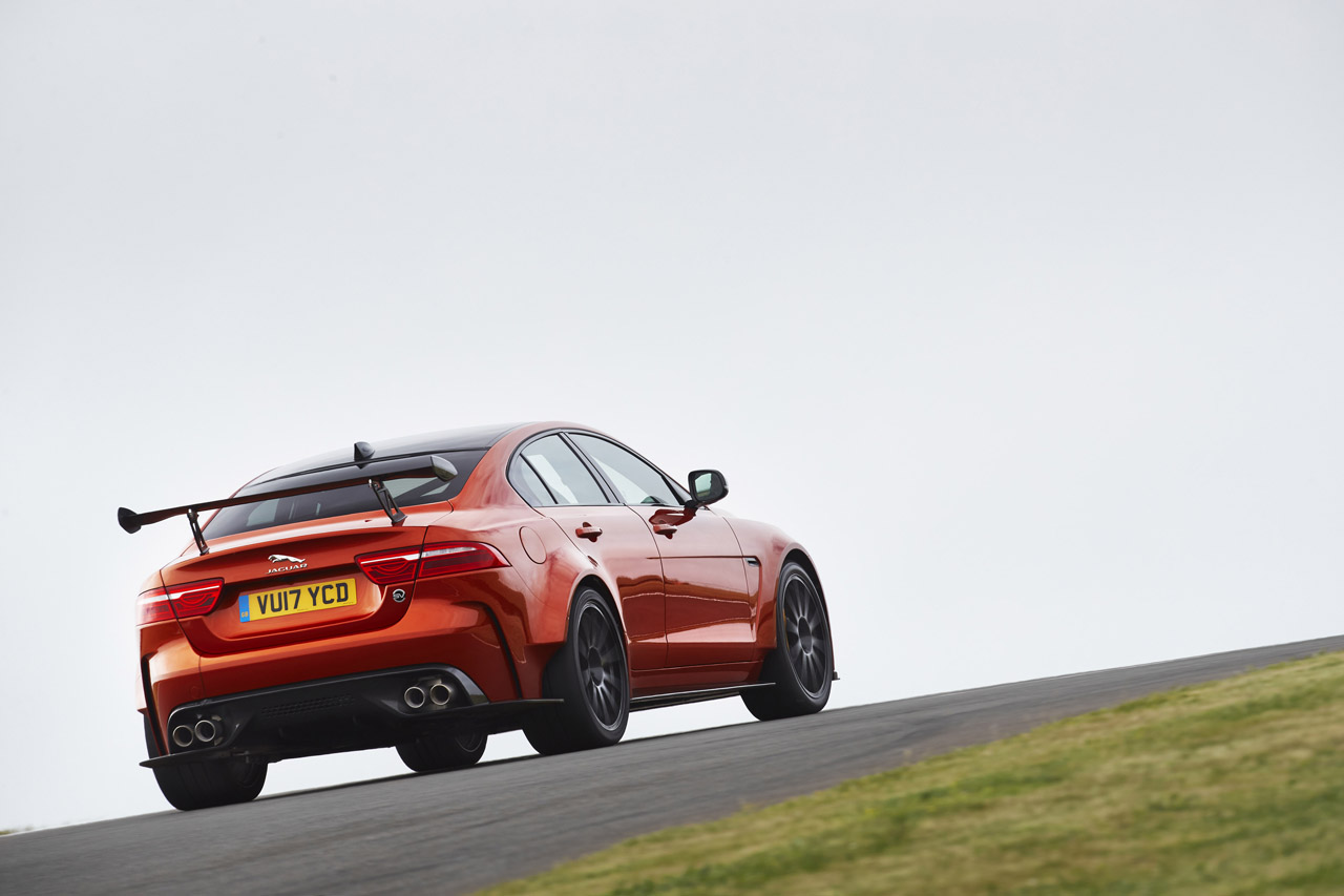Jaguar bouwt met de hand 300 exemplaren van de XE Project 8.