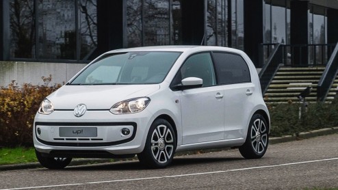 Volkswagen Up krijgt voor 2015 vier centimeter verlaagde gordelbevestigingspunten, opgewaardeerde elektrische raambediening, een extra make-up spiegel en BlueMotion Technologies.