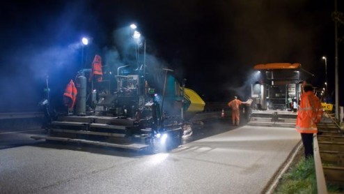 Wegbeheerders die in het vervolg lichtgekleurd asfalt gebruiken, kunnen daardoor tientallen miljoenen euro's besparen. Dankzij het 'witte asfalt' is er veel minder verlichting nodig op snelwegen.