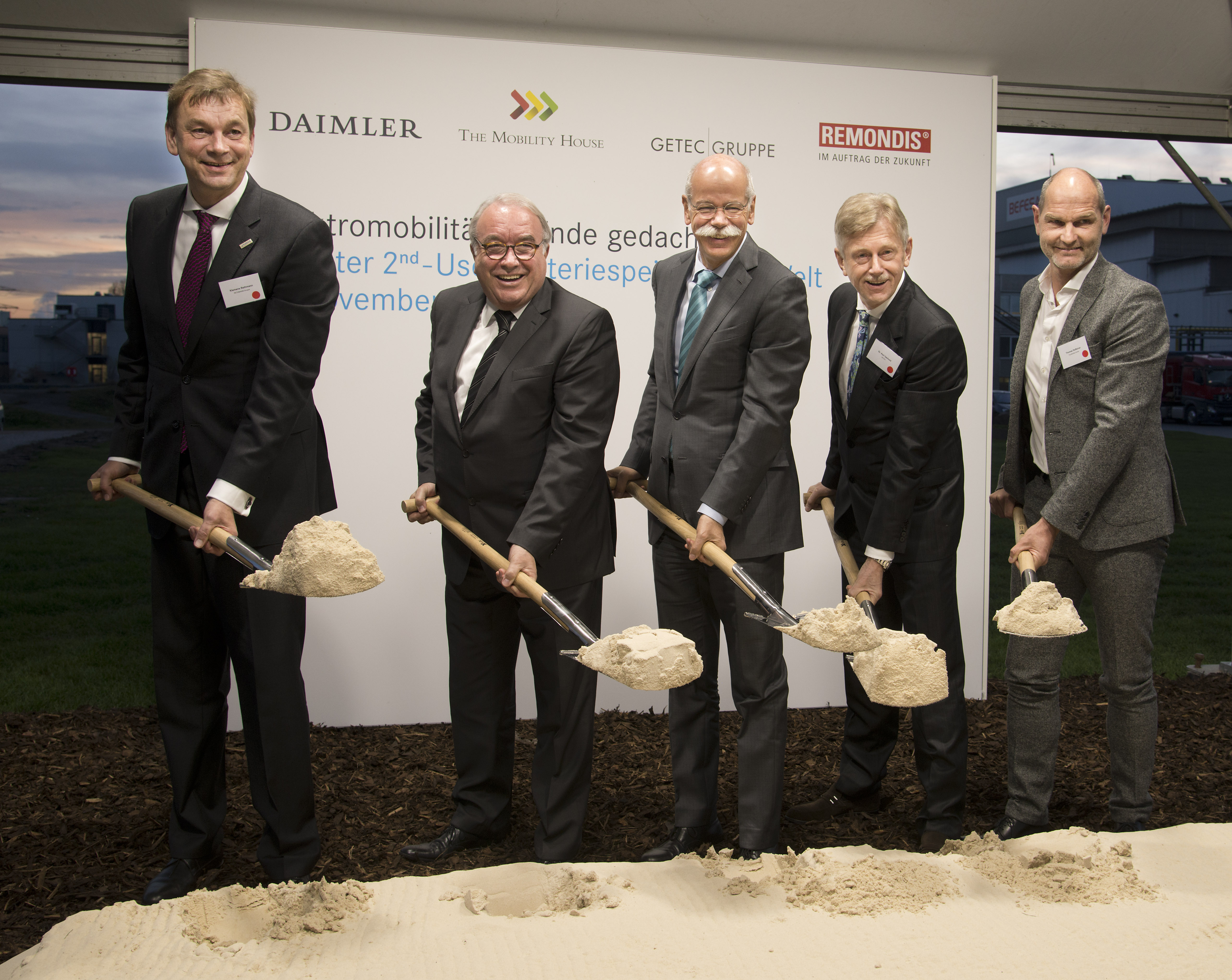 Daimler werkt met partners aan een energieopslagsysteem op basis van 1000 oude smart electric drive accu's.