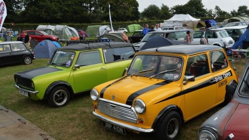 Mini bestaat 55 jaar! De eerste Mini werd in 1959 gentroduceerd. Heritage!