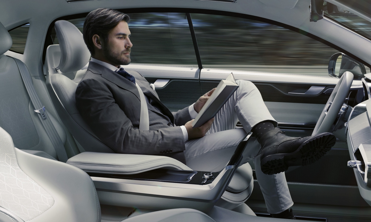 Volvo Concept 26 laat zien hoe het interieur van de zelfrijdende auto zich aanpast aan de rijmodus. De autonoom rijdende auto maakt van een auto-interieur en lounge.