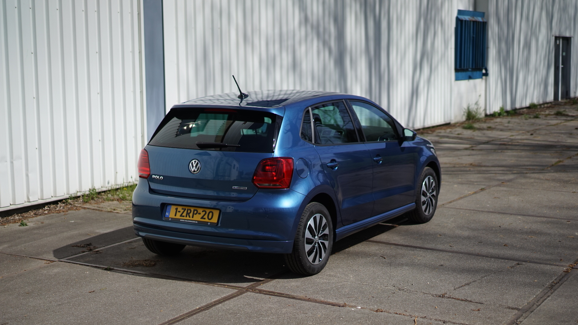 Autotest Volkswagen Polo 1.0 TSI. Voor deze rijtest hebben we gereden met de Polo BlueMotion 1.0 TSI, de nieuwe driecilinder die het slimme alternatief is voor de andere Polo's.