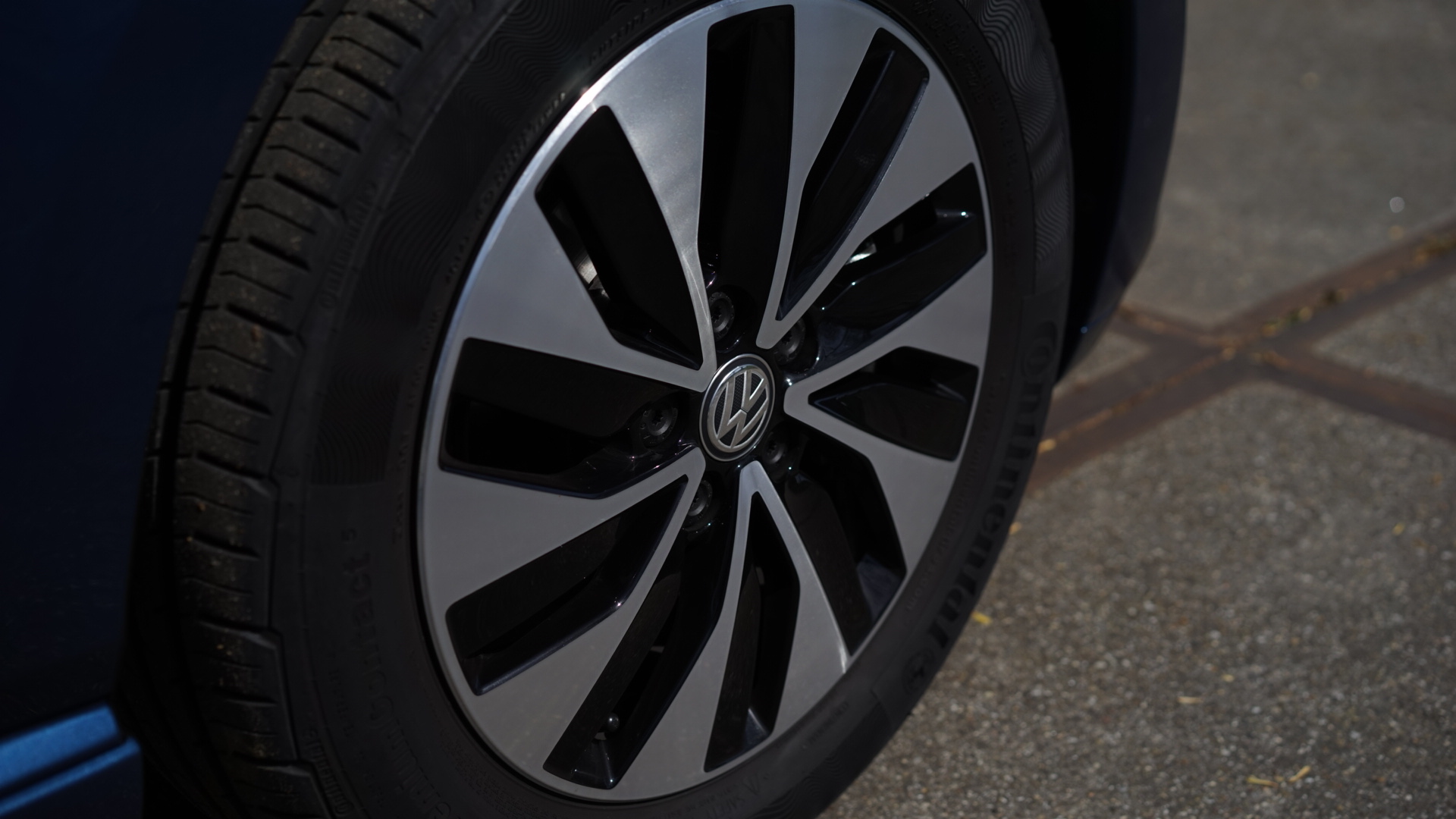 Autotest Volkswagen Polo 1.0 TSI. Voor deze rijtest hebben we gereden met de Polo BlueMotion 1.0 TSI, de nieuwe driecilinder die het slimme alternatief is voor de andere Polo's.