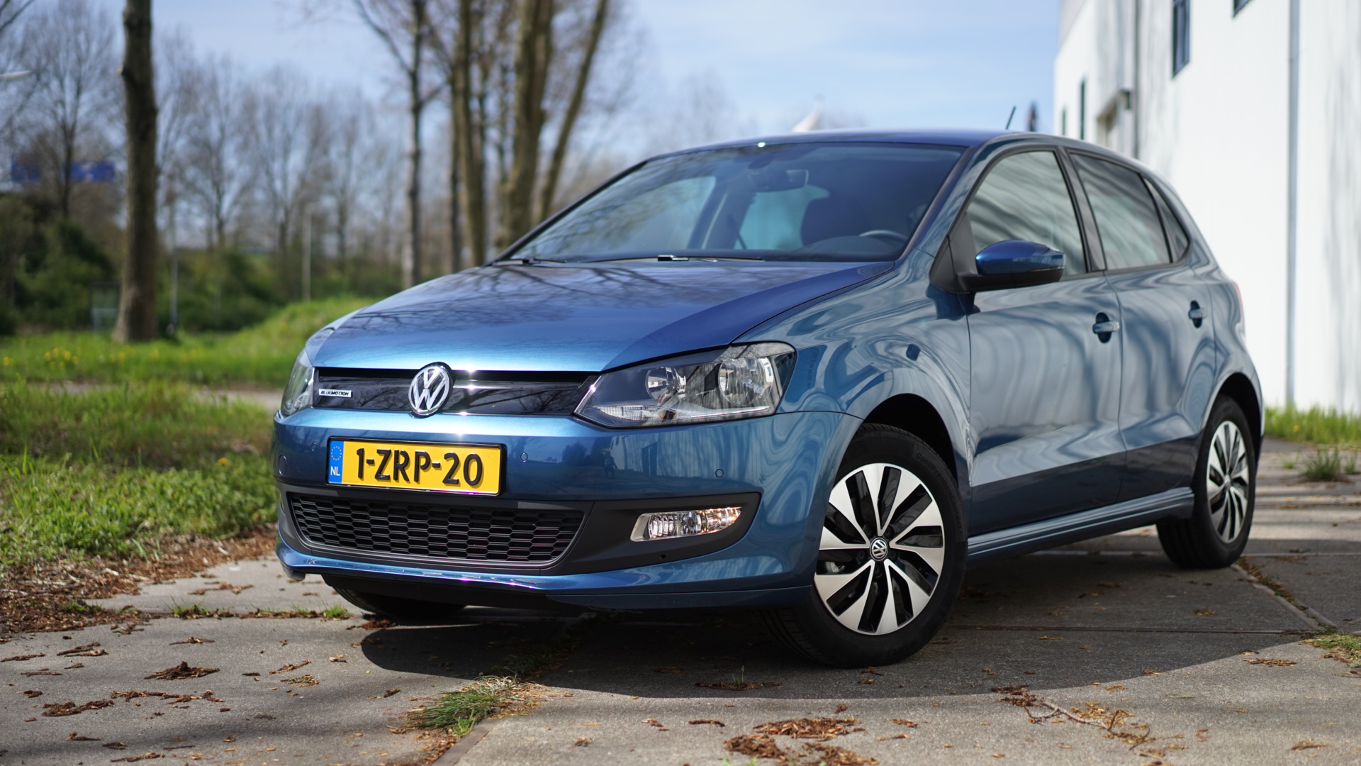 Autotest Volkswagen Polo 1.0 TSI. Voor deze rijtest hebben we gereden met de Polo BlueMotion 1.0 TSI, de nieuwe driecilinder die het slimme alternatief is voor de andere Polo's.