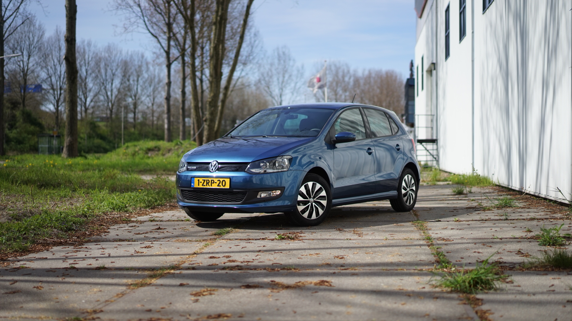 Autotest Volkswagen Polo 1.0 TSI. Voor deze rijtest hebben we gereden met de Polo BlueMotion 1.0 TSI, de nieuwe driecilinder die het slimme alternatief is voor de andere Polo's.
