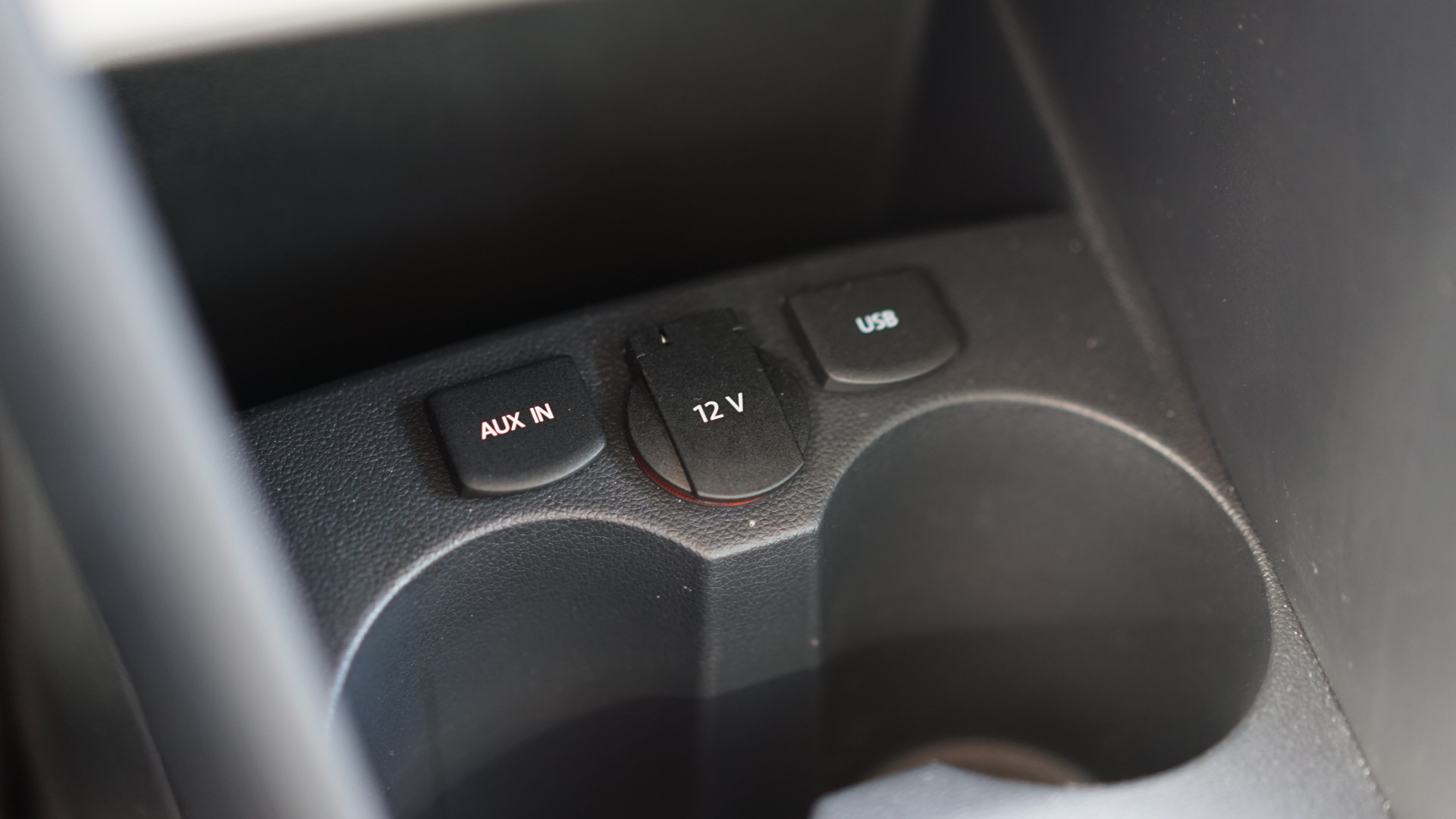 Autotest Volkswagen Polo 1.0 TSI. Voor deze rijtest hebben we gereden met de Polo BlueMotion 1.0 TSI, de nieuwe driecilinder die het slimme alternatief is voor de andere Polo's.