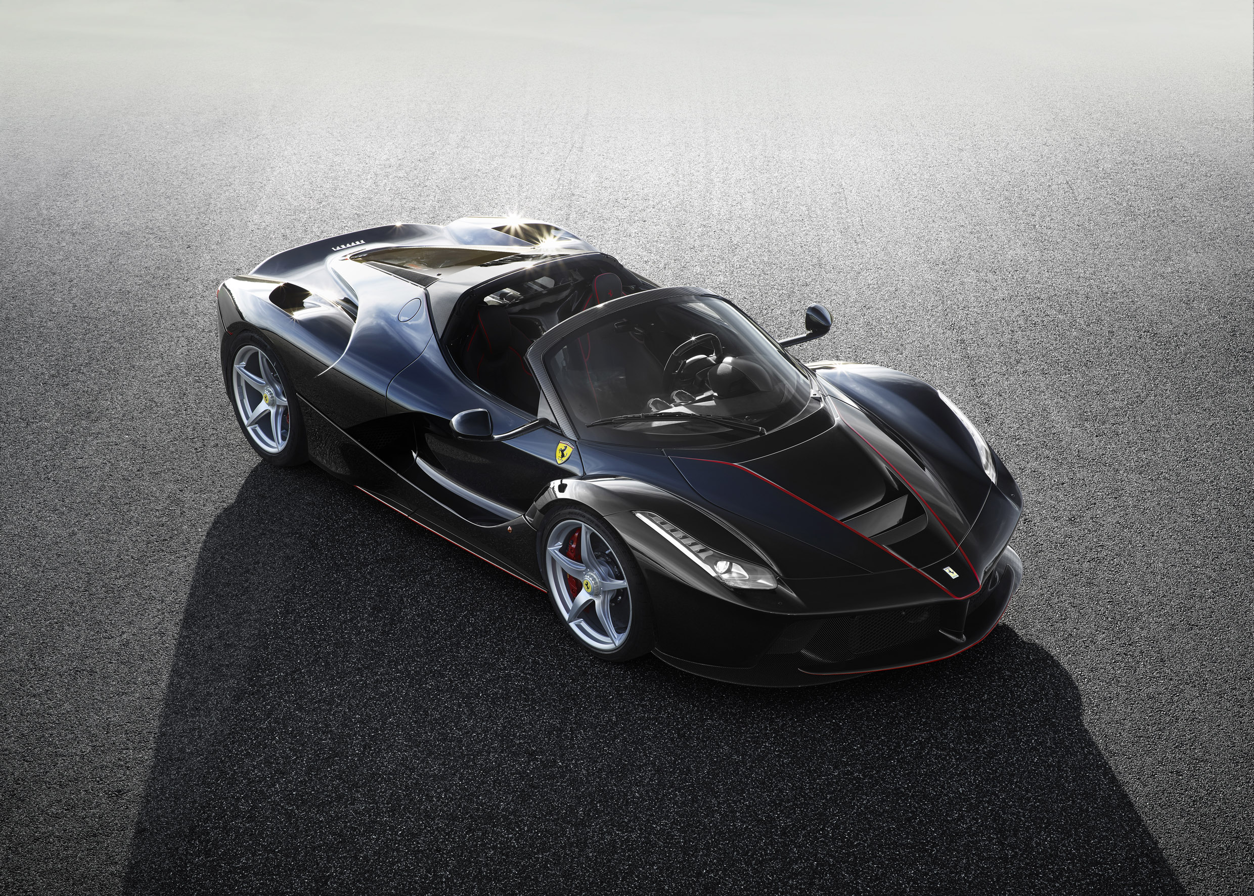 Open LaFerrari wordt gepresenteerd op de Autosalon van Parijs 2016 maar al tijdens de voorpresentatie zijn alle exemplaren al vergeven.