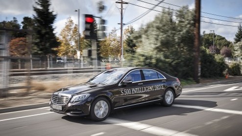 Virtuele kijk op interieur van de autonoom rijdende auto in de ogen van Mercedes-Benz.