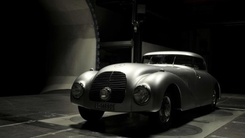 Mercedes-Benz 540 K Streamliner op een voetstuk tijdens Concours d'Elegance Pebble Beach 2014.