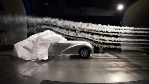 Mercedes-Benz 540 K Streamliner op een voetstuk tijdens Concours d'Elegance Pebble Beach 2014.