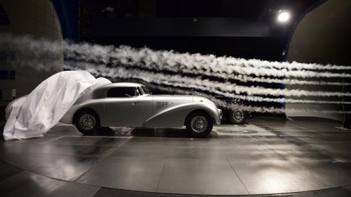 Mercedes-Benz 540 K Streamliner op een voetstuk tijdens Concours d'Elegance Pebble Beach 2014.