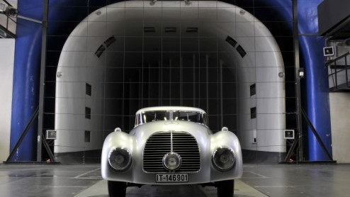 Mercedes-Benz 540 K Streamliner op een voetstuk tijdens Concours d'Elegance Pebble Beach 2014.