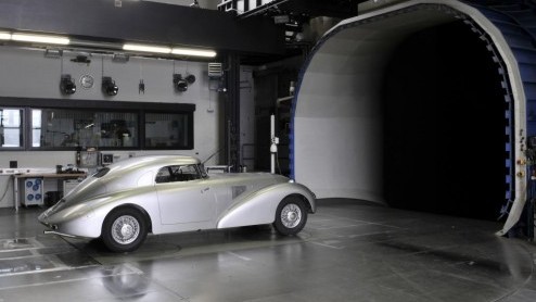 Mercedes-Benz 540 K Streamliner op een voetstuk tijdens Concours d'Elegance Pebble Beach 2014.