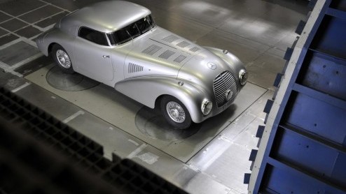 Mercedes-Benz 540 K Streamliner op een voetstuk tijdens Concours d'Elegance Pebble Beach 2014.