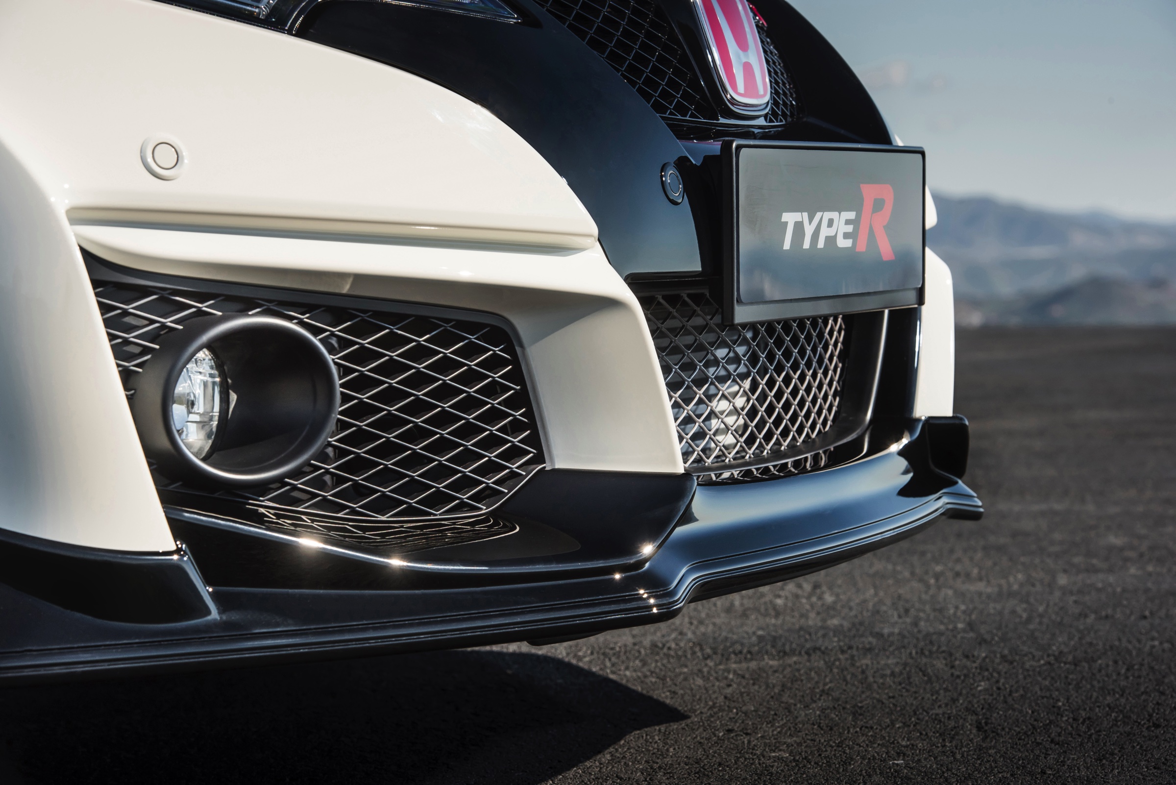 De onthulling van de Honda Civic Type R komt steeds dichterbij. Vandaag maakt het merk de topsnelheid bekend van de nieuwe hot hatch van Honda: 270 km/h.