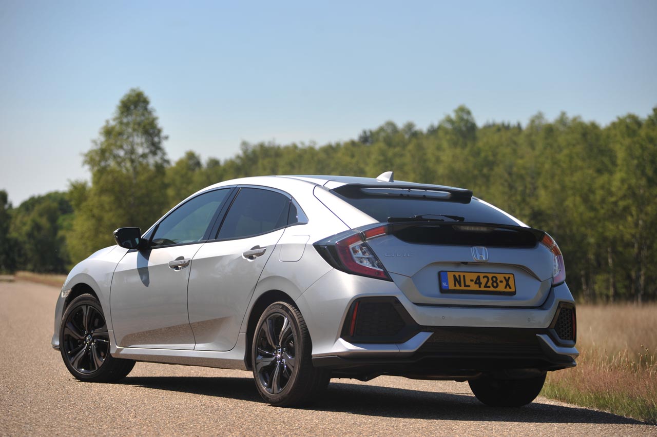 De nieuwe Honda Civic is een stuk langer dan zijn voorganger, biedt daardoor een forse binnenruimte en een hoogstaand comfort. De 1.0-liter turbomotor is geweldig op alle fronten.