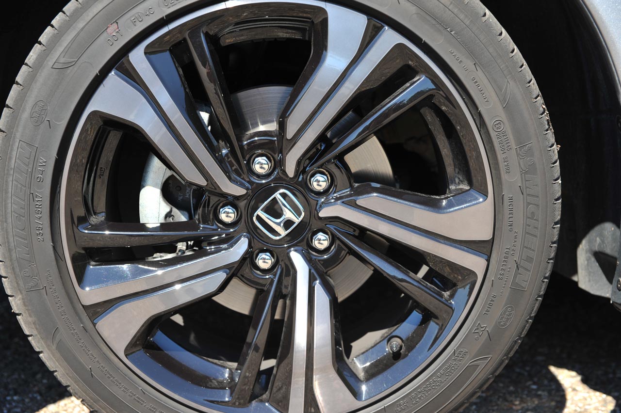 De nieuwe Honda Civic is een stuk langer dan zijn voorganger, biedt daardoor een forse binnenruimte en een hoogstaand comfort. De 1.0-liter turbomotor is geweldig op alle fronten.