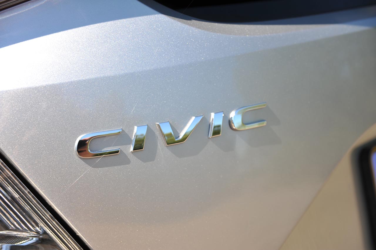 De nieuwe Honda Civic is een stuk langer dan zijn voorganger, biedt daardoor een forse binnenruimte en een hoogstaand comfort. De 1.0-liter turbomotor is geweldig op alle fronten.