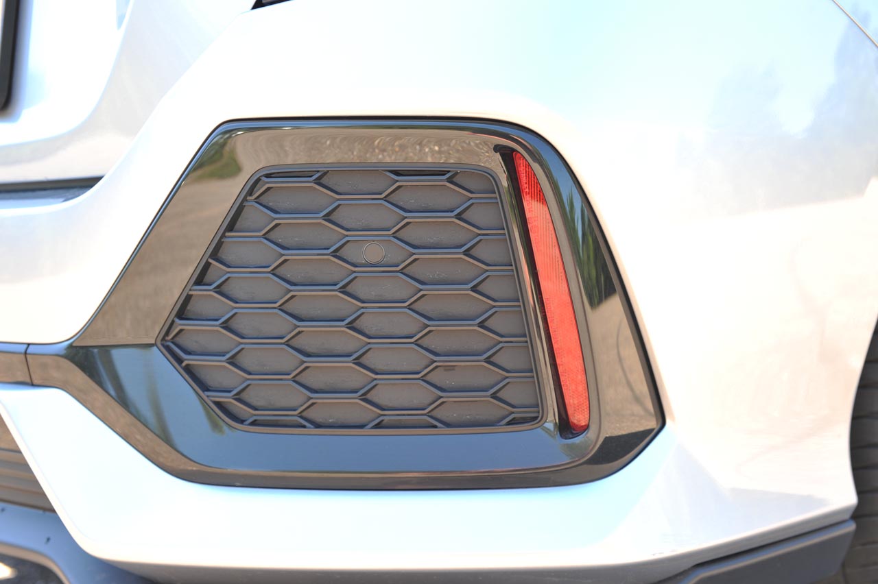 De nieuwe Honda Civic is een stuk langer dan zijn voorganger, biedt daardoor een forse binnenruimte en een hoogstaand comfort. De 1.0-liter turbomotor is geweldig op alle fronten.
