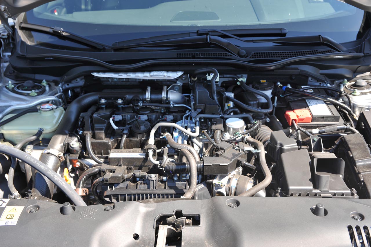 De nieuwe Honda Civic is een stuk langer dan zijn voorganger, biedt daardoor een forse binnenruimte en een hoogstaand comfort. De 1.0-liter turbomotor is geweldig op alle fronten.