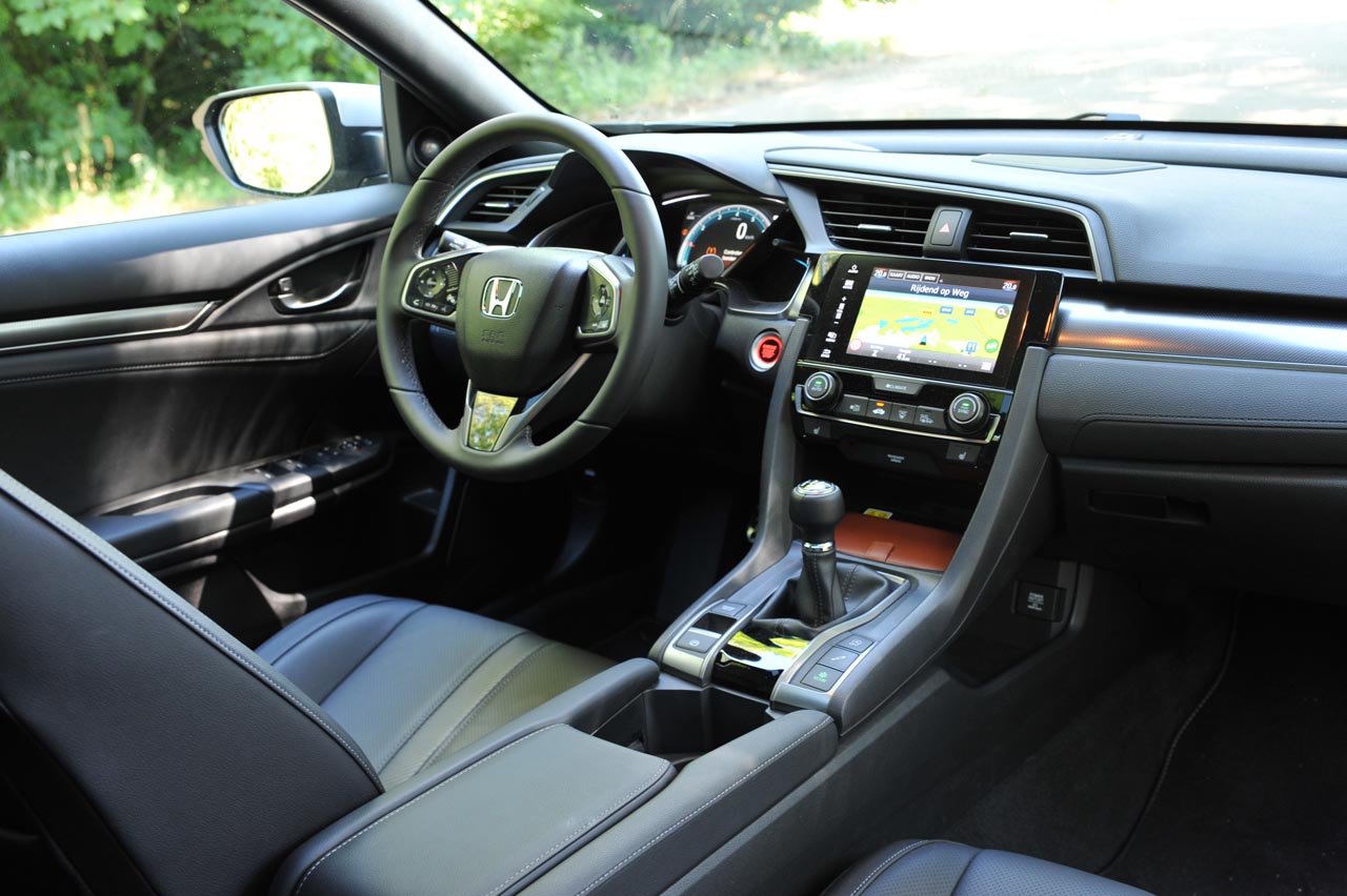 De nieuwe Honda Civic is een stuk langer dan zijn voorganger, biedt daardoor een forse binnenruimte en een hoogstaand comfort. De 1.0-liter turbomotor is geweldig op alle fronten.