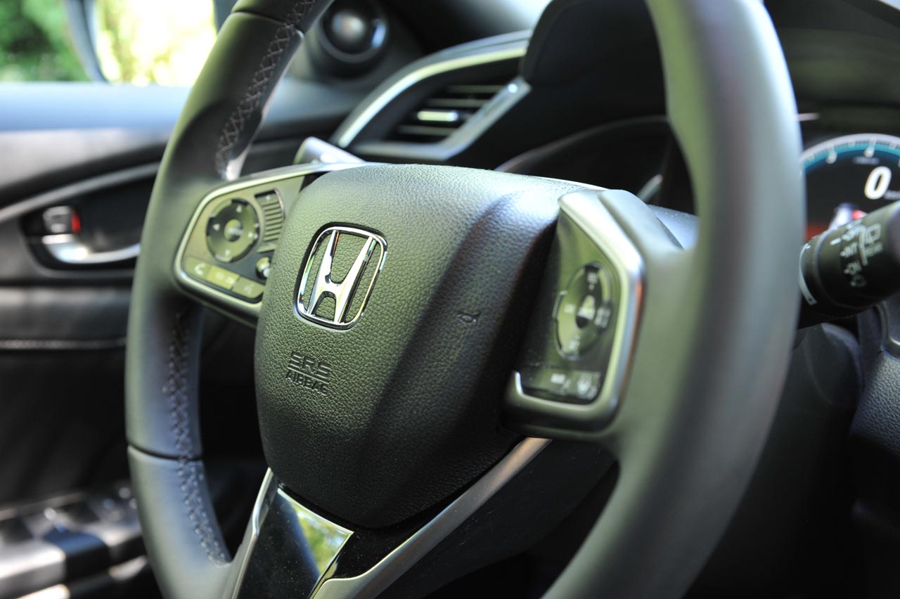 De nieuwe Honda Civic is een stuk langer dan zijn voorganger, biedt daardoor een forse binnenruimte en een hoogstaand comfort. De 1.0-liter turbomotor is geweldig op alle fronten.