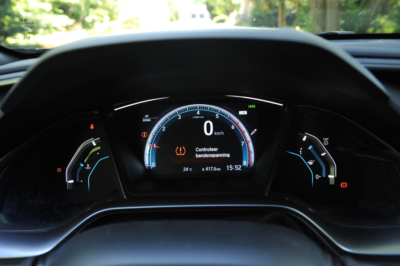 De nieuwe Honda Civic is een stuk langer dan zijn voorganger, biedt daardoor een forse binnenruimte en een hoogstaand comfort. De 1.0-liter turbomotor is geweldig op alle fronten.