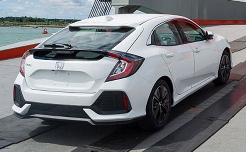 De productieversie van de nieuwe Honda Civic hatchback is gesnapt tijdens het transport. Hij lijkt als twee druppels water op het prototype dat Honda eerder liet zien.