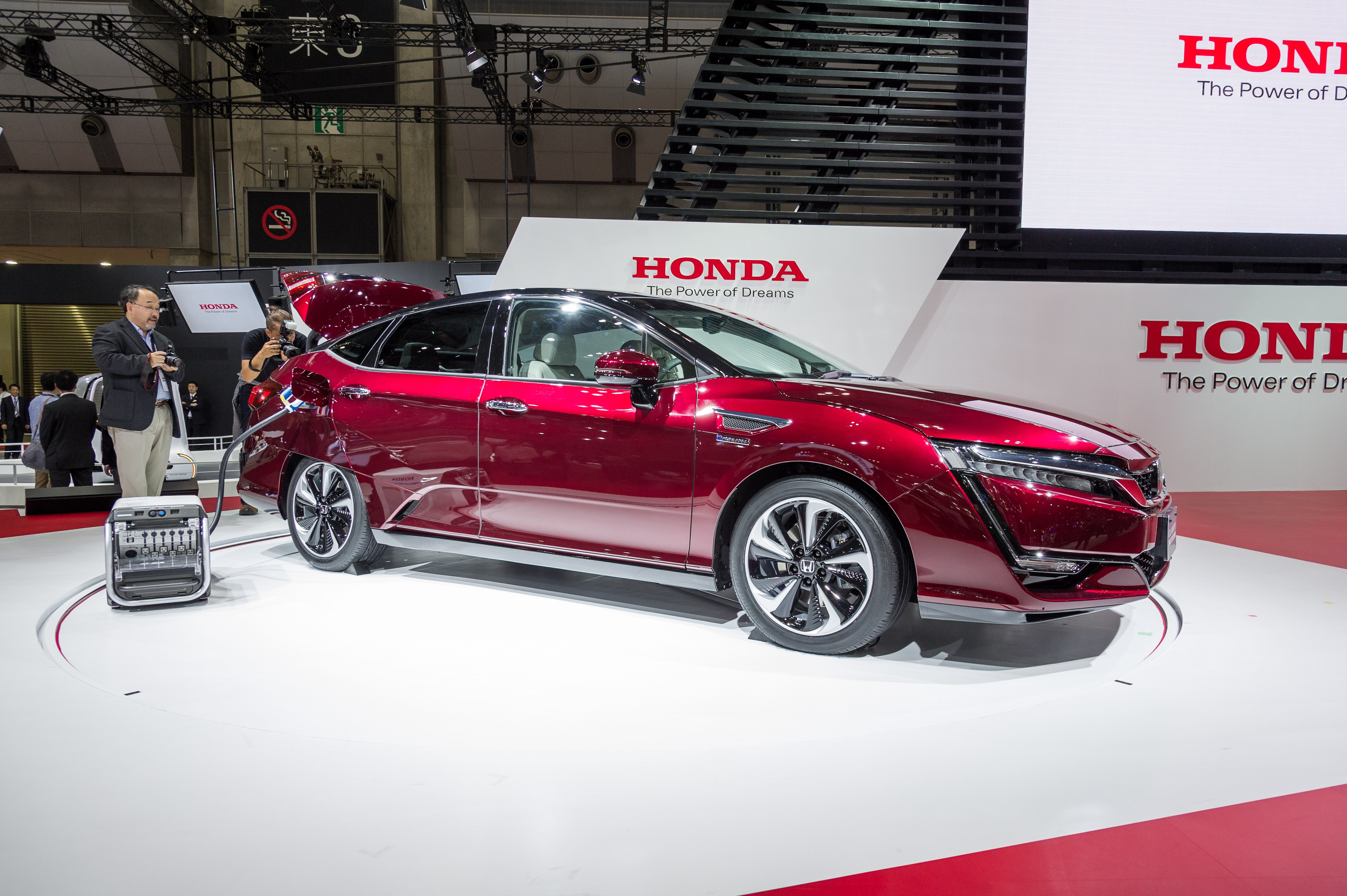 Honda onthult de Clarity Fuel Cell op de Tokyo Motor Show en brengt de nieuwe generatie waterstofauto met brandstofcel medio 2016 naar Europa.