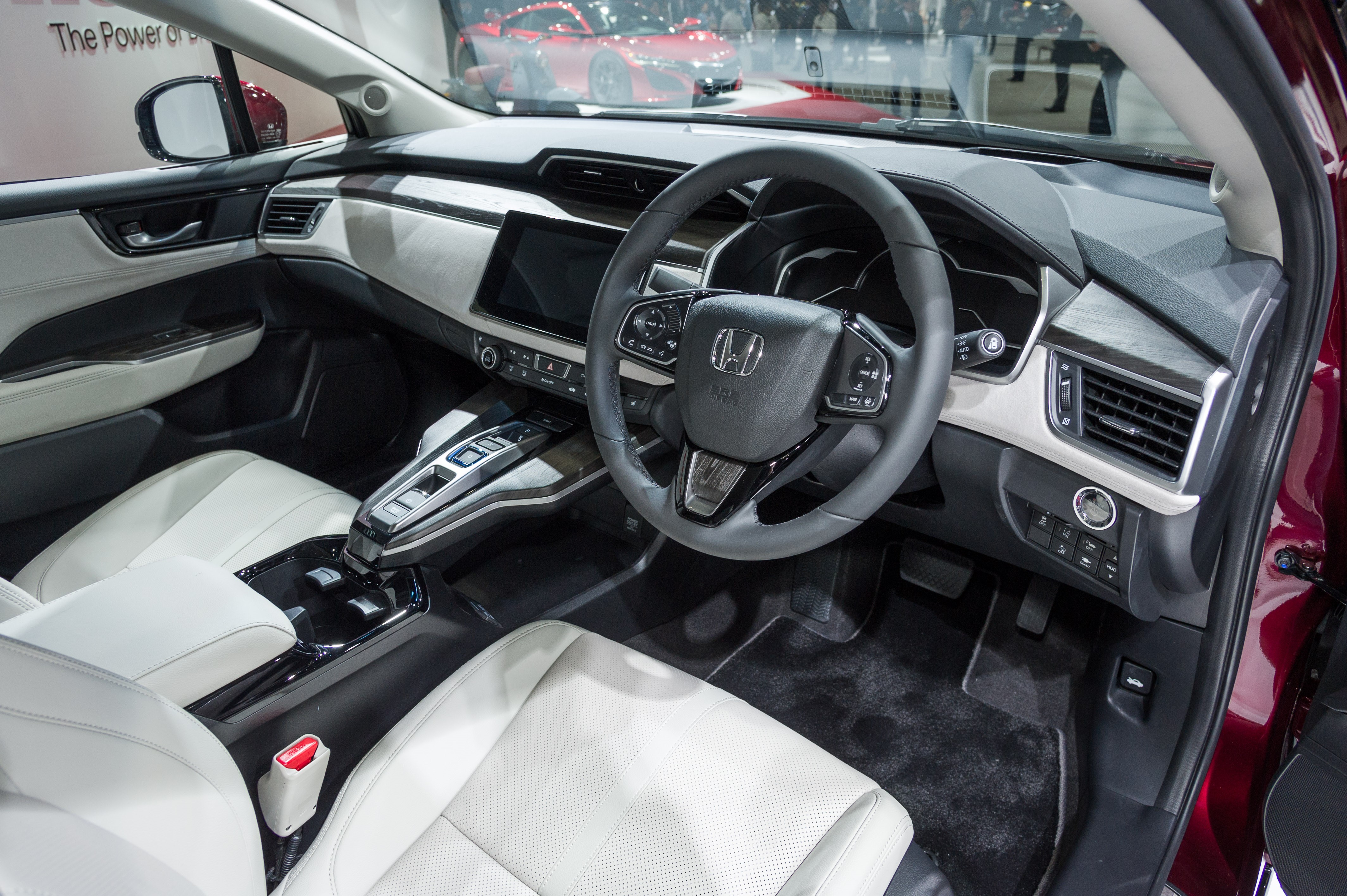 Honda onthult de Clarity Fuel Cell op de Tokyo Motor Show en brengt de nieuwe generatie waterstofauto met brandstofcel medio 2016 naar Europa.