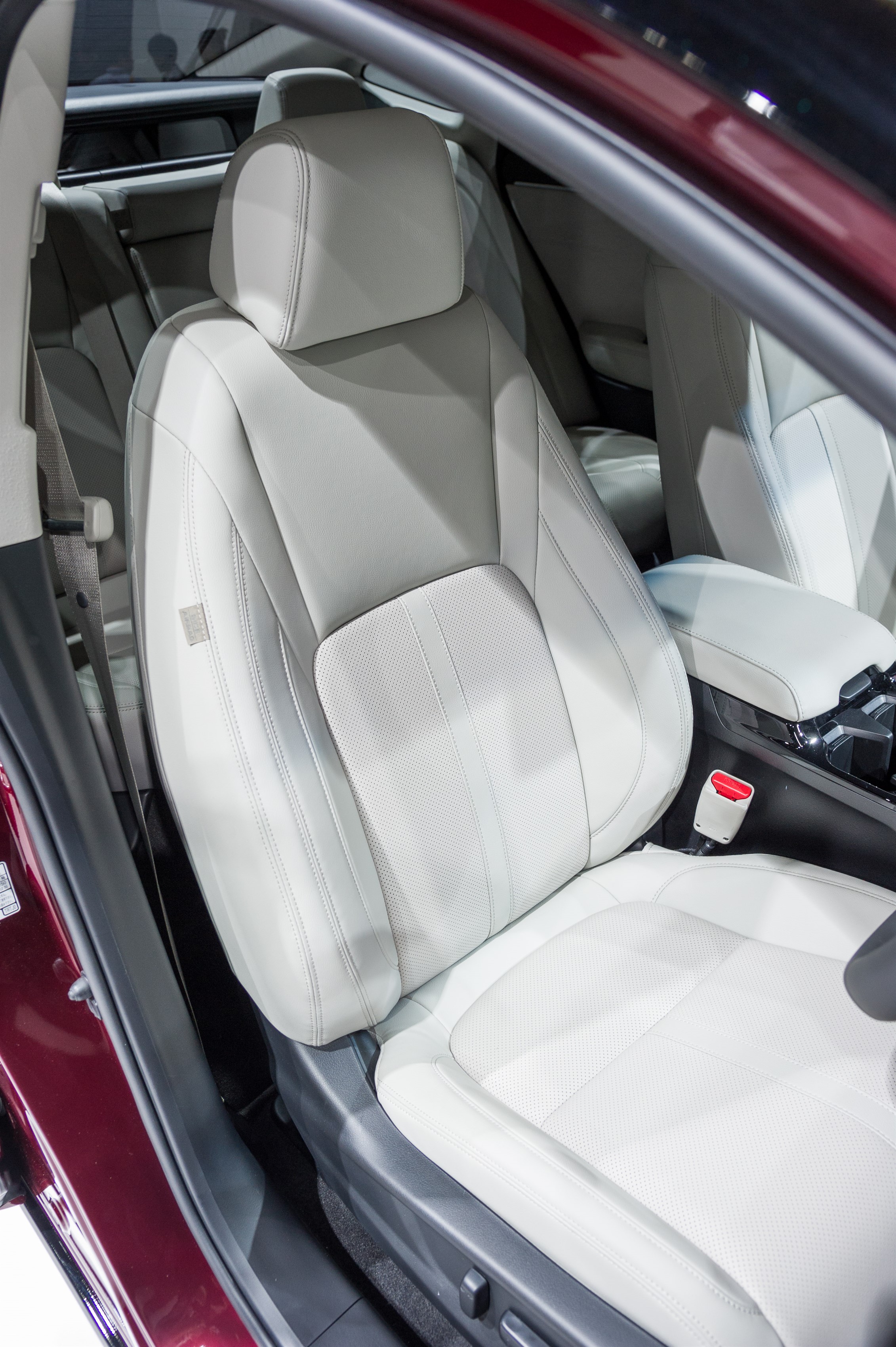 Honda onthult de Clarity Fuel Cell op de Tokyo Motor Show en brengt de nieuwe generatie waterstofauto met brandstofcel medio 2016 naar Europa.