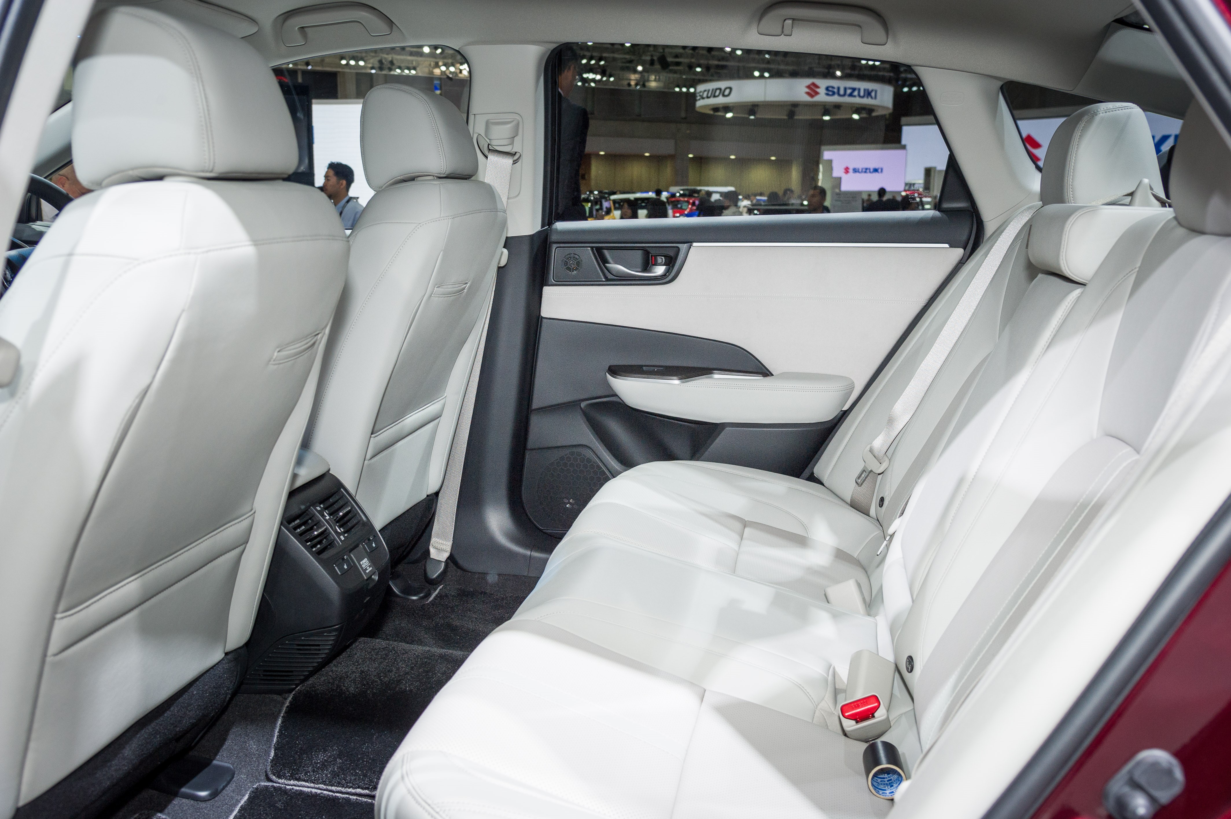 Honda onthult de Clarity Fuel Cell op de Tokyo Motor Show en brengt de nieuwe generatie waterstofauto met brandstofcel medio 2016 naar Europa.