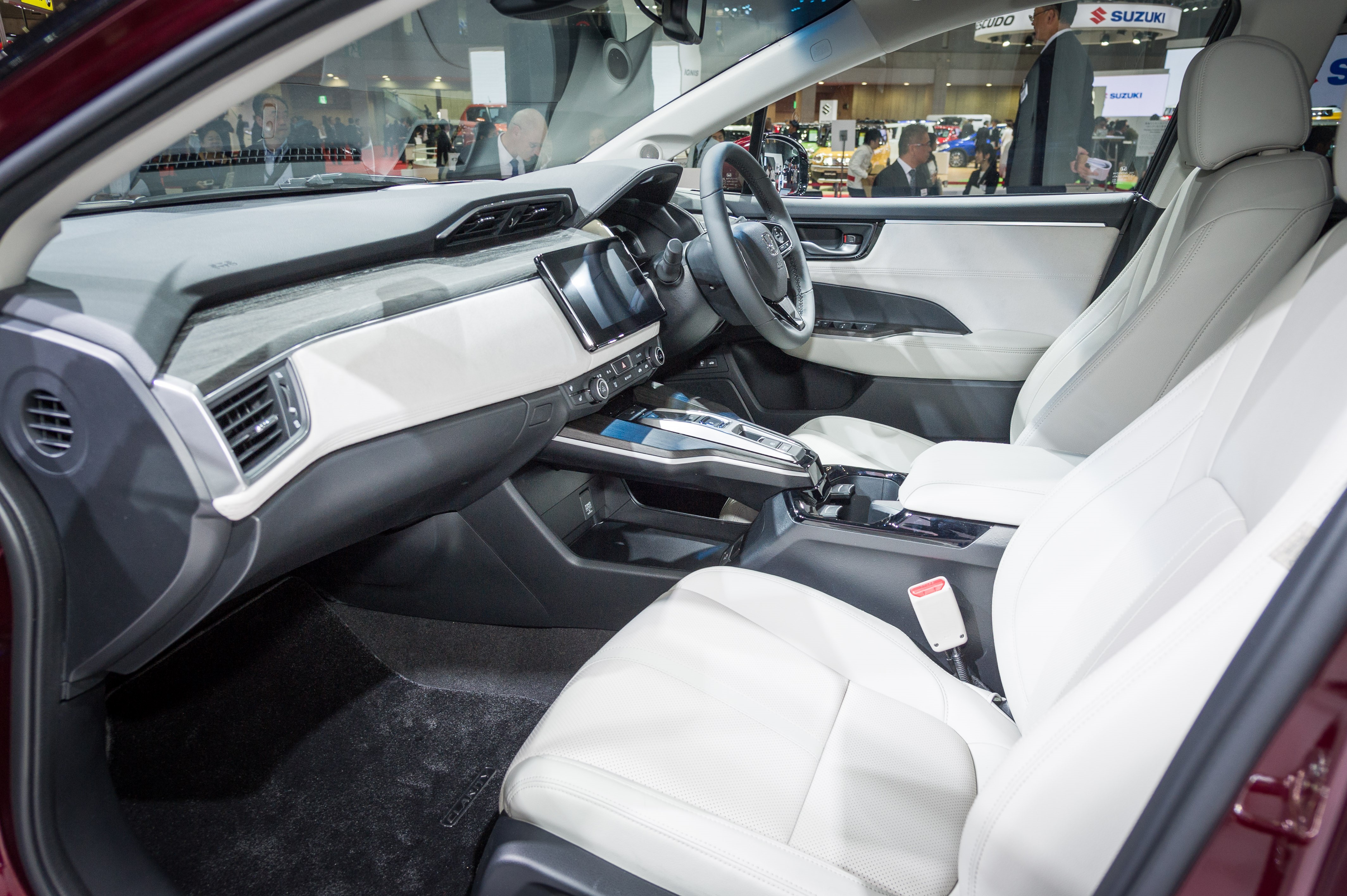 Honda onthult de Clarity Fuel Cell op de Tokyo Motor Show en brengt de nieuwe generatie waterstofauto met brandstofcel medio 2016 naar Europa.