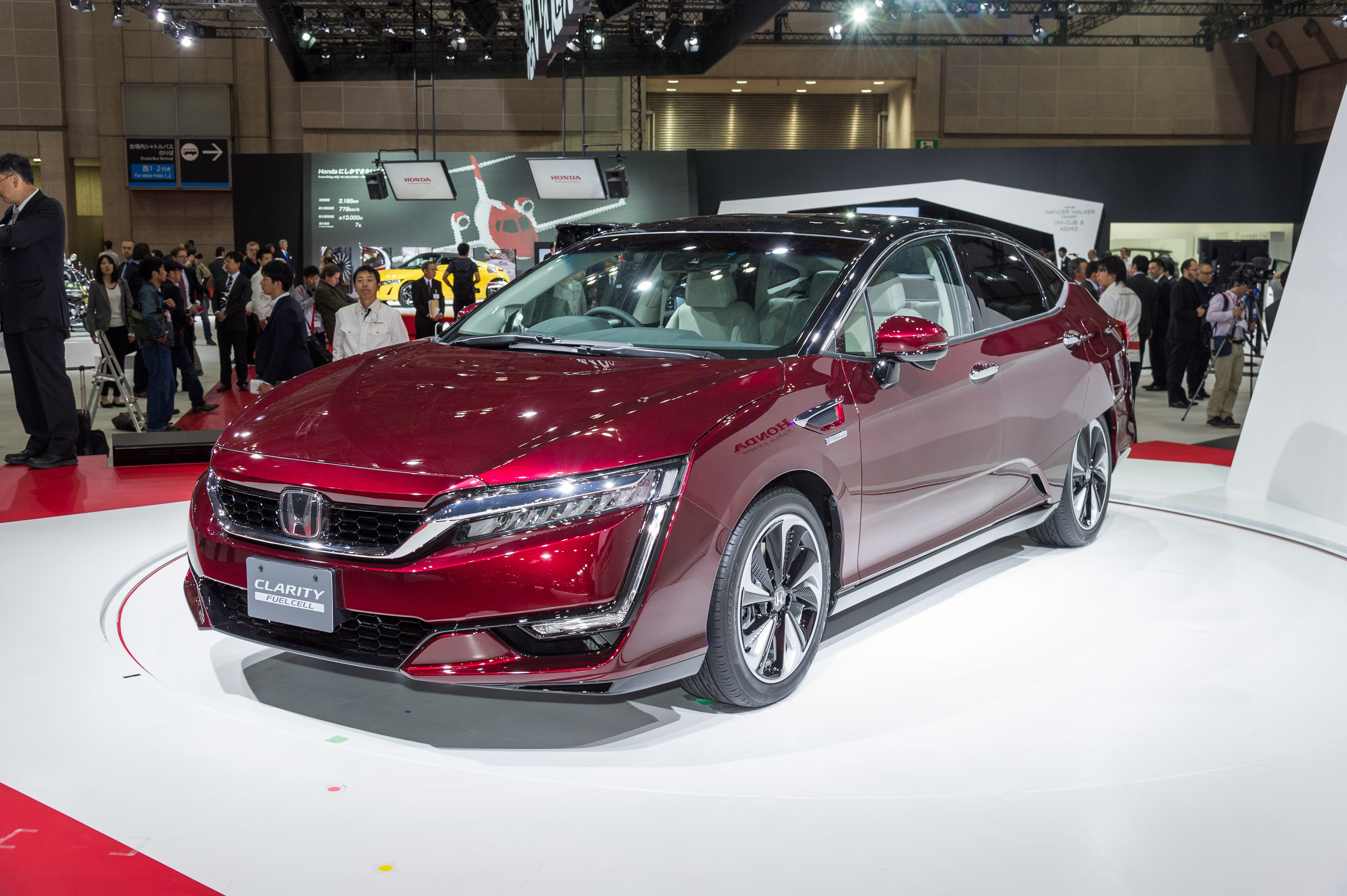 Honda onthult de Clarity Fuel Cell op de Tokyo Motor Show en brengt de nieuwe generatie waterstofauto met brandstofcel medio 2016 naar Europa.