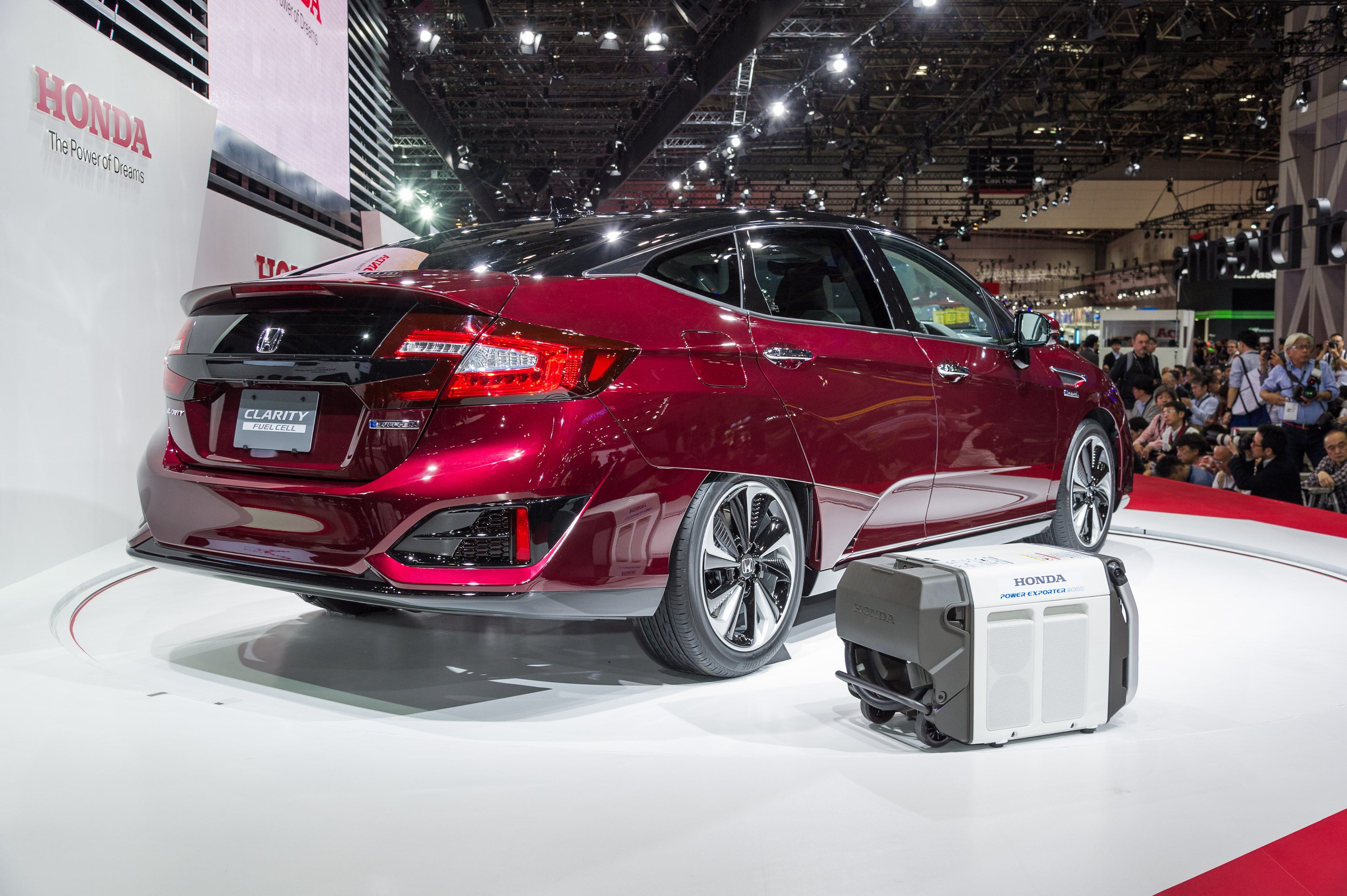Honda onthult de Clarity Fuel Cell op de Tokyo Motor Show en brengt de nieuwe generatie waterstofauto met brandstofcel medio 2016 naar Europa.