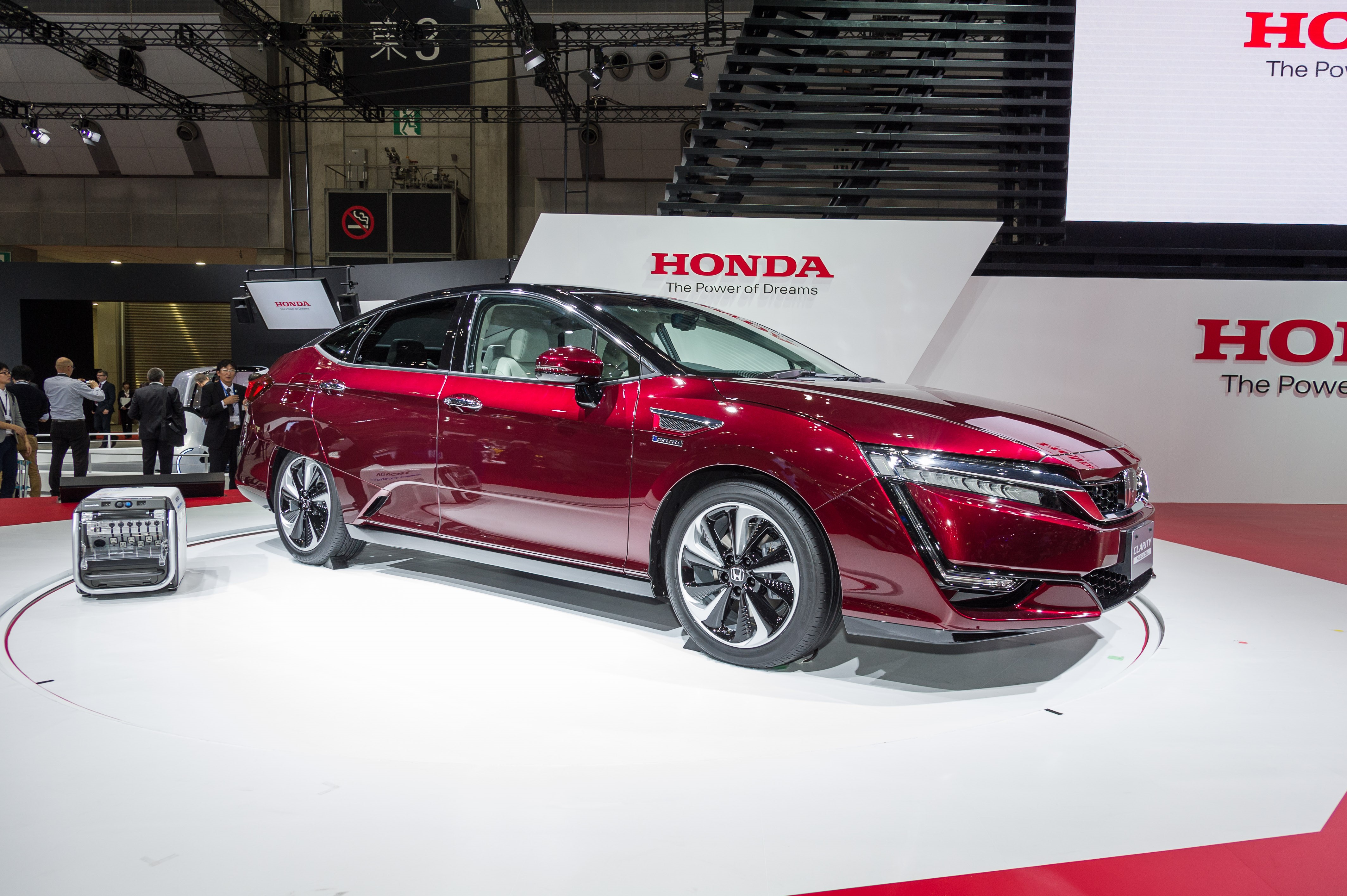 Honda onthult de Clarity Fuel Cell op de Tokyo Motor Show en brengt de nieuwe generatie waterstofauto met brandstofcel medio 2016 naar Europa.