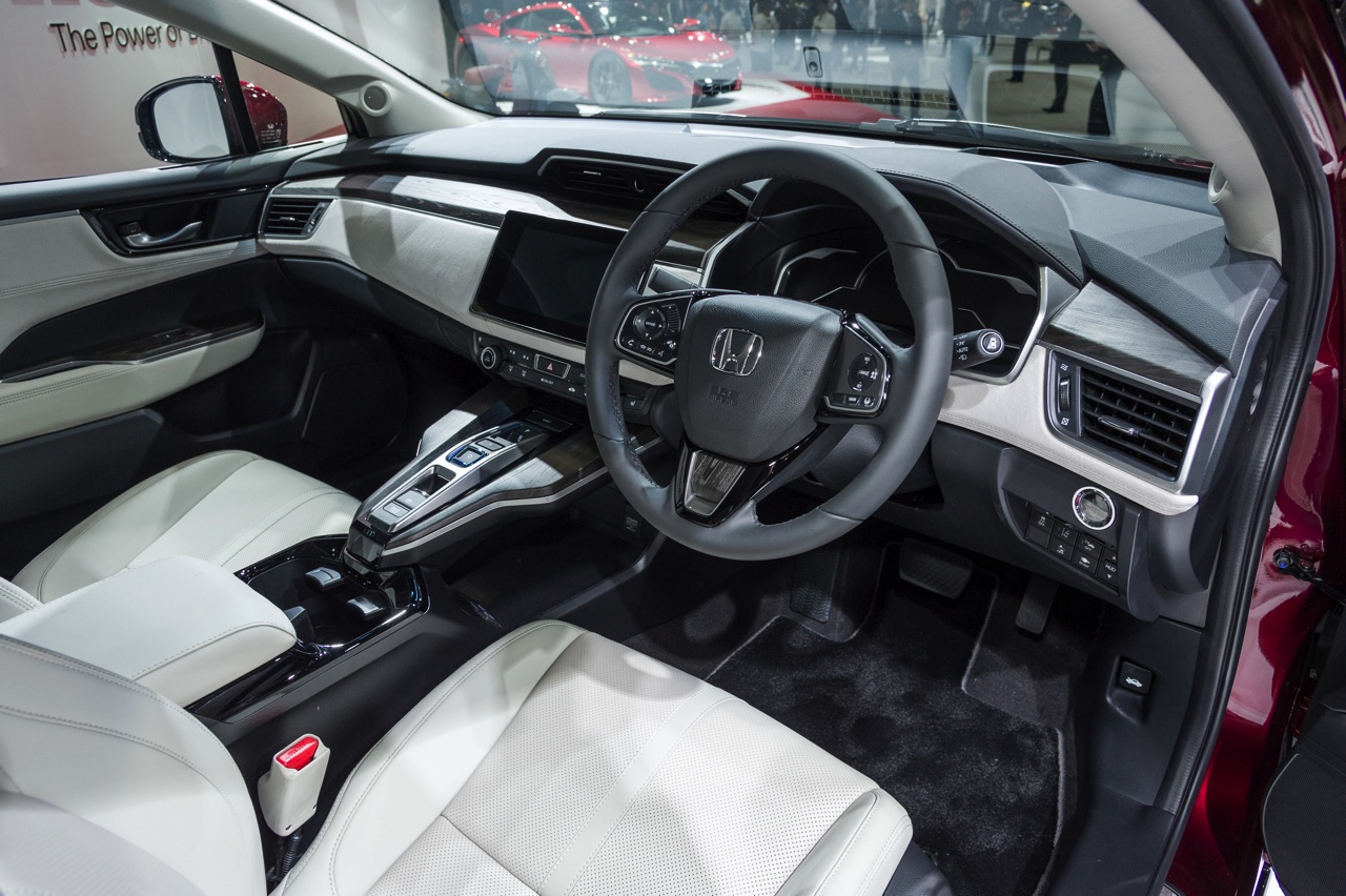 Honda biedt op de Autosalon van Geneve ook ruimte voor het Europese debuut van de Clarity Fuel Cell en een kleurige Jazz concept.
