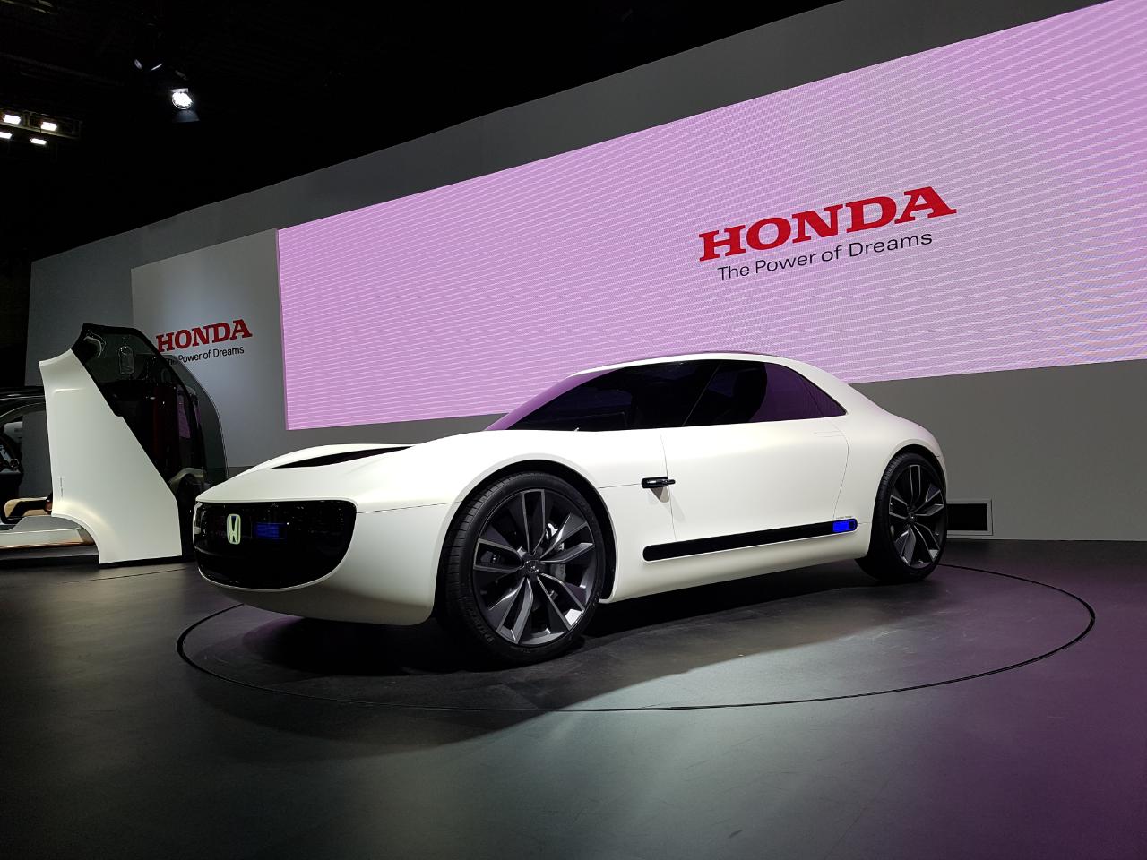 Honda is in Japan een veel groter merk dan in Europa en is op diverse disciplines thuis. Het productiemodel van de CR-V, diverse elektrische concepts en een motor van 100 miljoen, het is er allemaal.