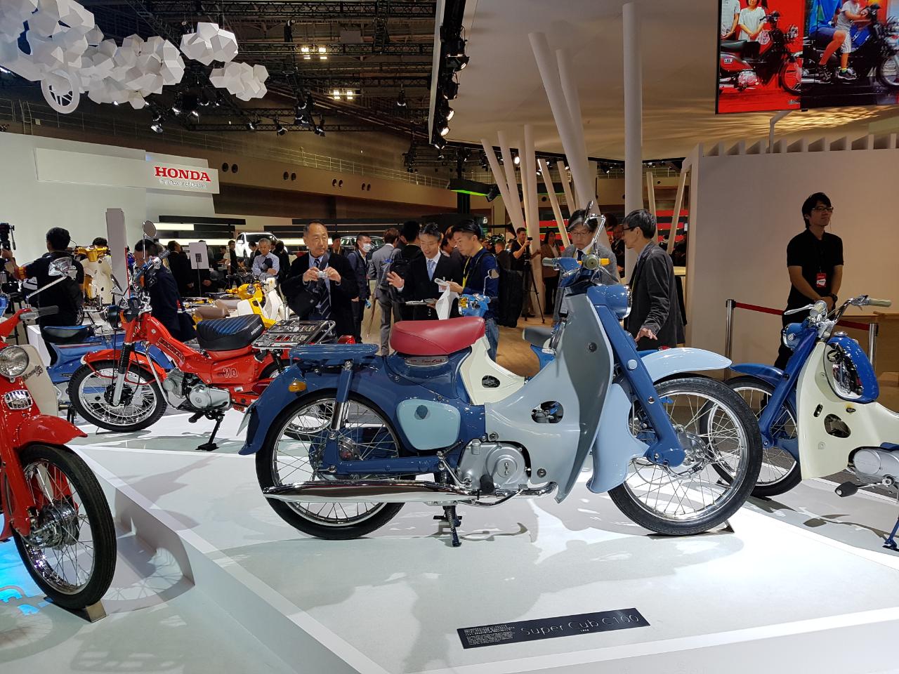 Honda is in Japan een veel groter merk dan in Europa en is op diverse disciplines thuis. Het productiemodel van de CR-V, diverse elektrische concepts en een motor van 100 miljoen, het is er allemaal.