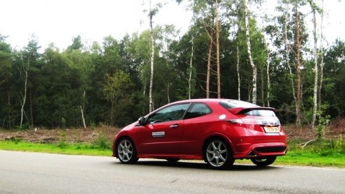 Honda betreedt de compacte middenklasse behoorlijk eigenzinnig. Waar tegenwoordig dynamische, maar strakke looks de trend bepalen, gooit het merk het met de Civic het over een heel andere boeg. Uitbun