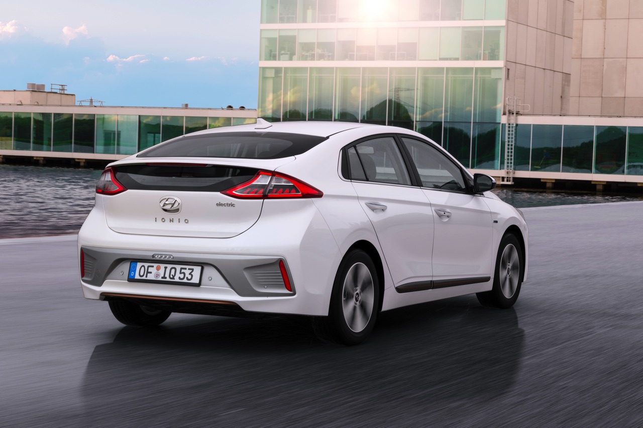 Prijzen Hyundai IONIQ bekend. De IONIQ hybride kost 21.995 euro terwijl de IONIQ EV circa 33.995 euro moet opbrengen.