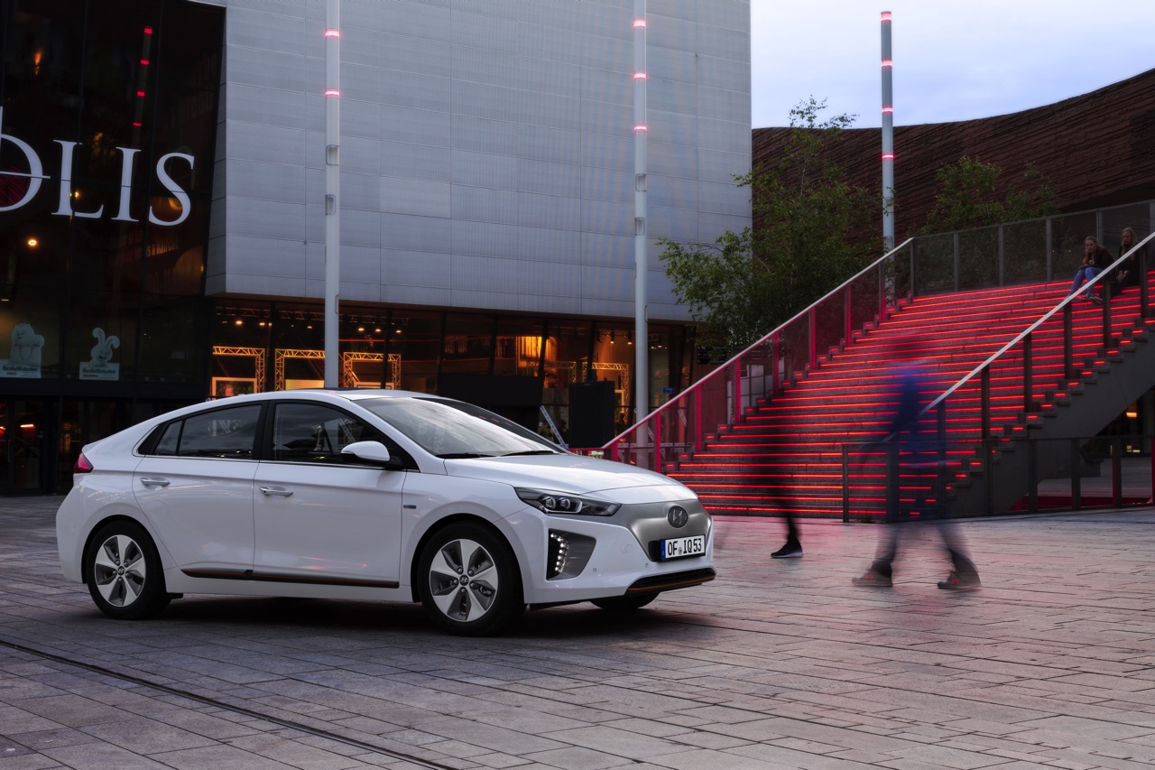 Prijzen Hyundai IONIQ bekend. De IONIQ hybride kost 21.995 euro terwijl de IONIQ EV circa 33.995 euro moet opbrengen.