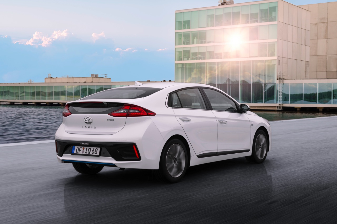 Prijzen Hyundai IONIQ bekend. De IONIQ hybride kost 21.995 euro terwijl de IONIQ EV circa 33.995 euro moet opbrengen.