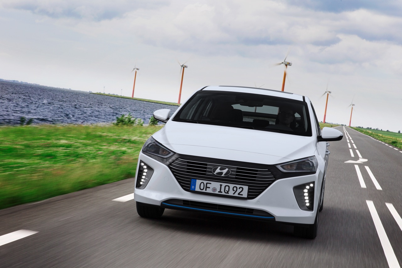 Prijzen Hyundai IONIQ bekend. De IONIQ hybride kost 21.995 euro terwijl de IONIQ EV circa 33.995 euro moet opbrengen.